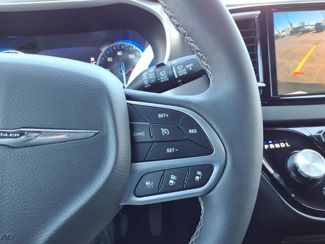 Used 2025 Chrysler Pacifica Select image 23