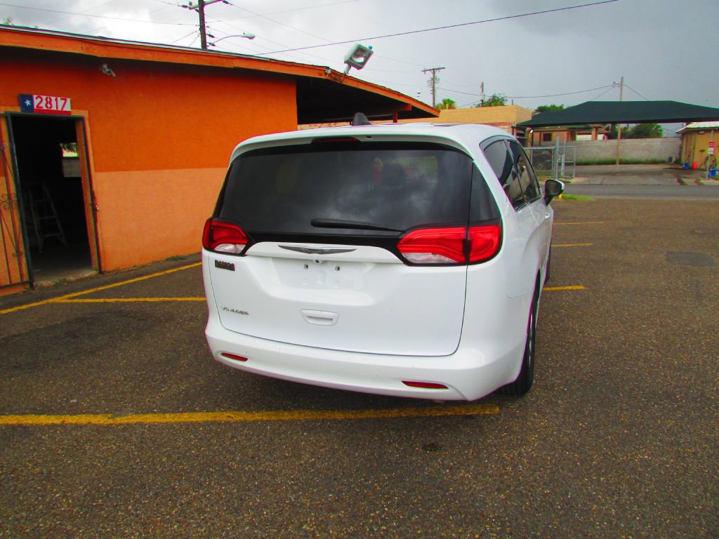 Used 2022 Chrysler Voyager LX image 6