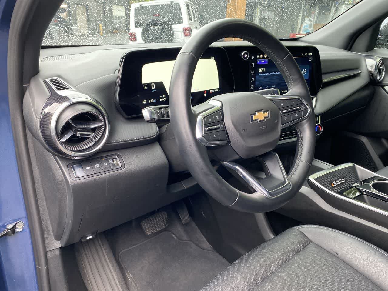 Used 2025 Chevrolet Equinox LT w/ Convenience Package II AWD/4WD image 2