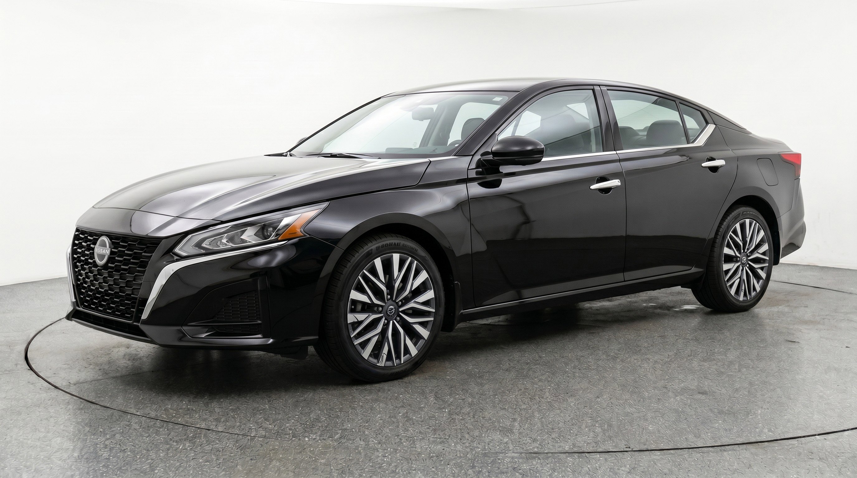 Used 2025 Nissan Altima 2.5 SV FWD image 3