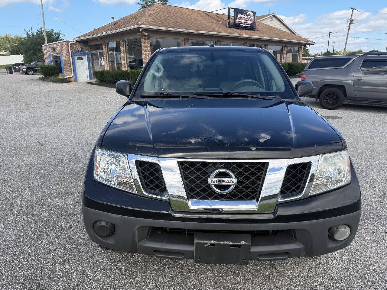 Used 2018 Nissan Frontier SV AWD/4WD image 2