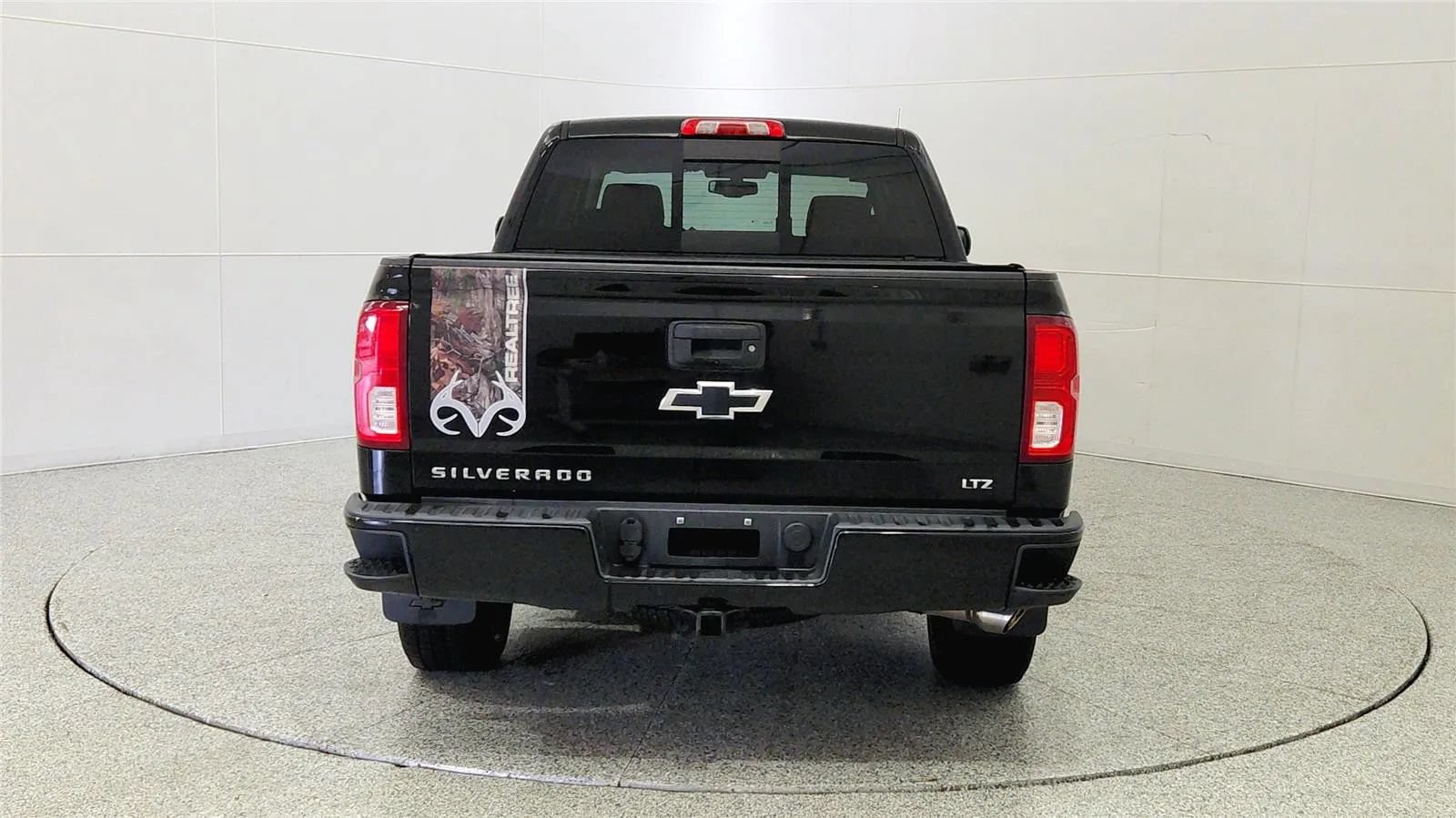 Used 2017 Chevrolet Silverado 1500 LTZ Z71 w/ Realtree Edition AWD/4WD image 6