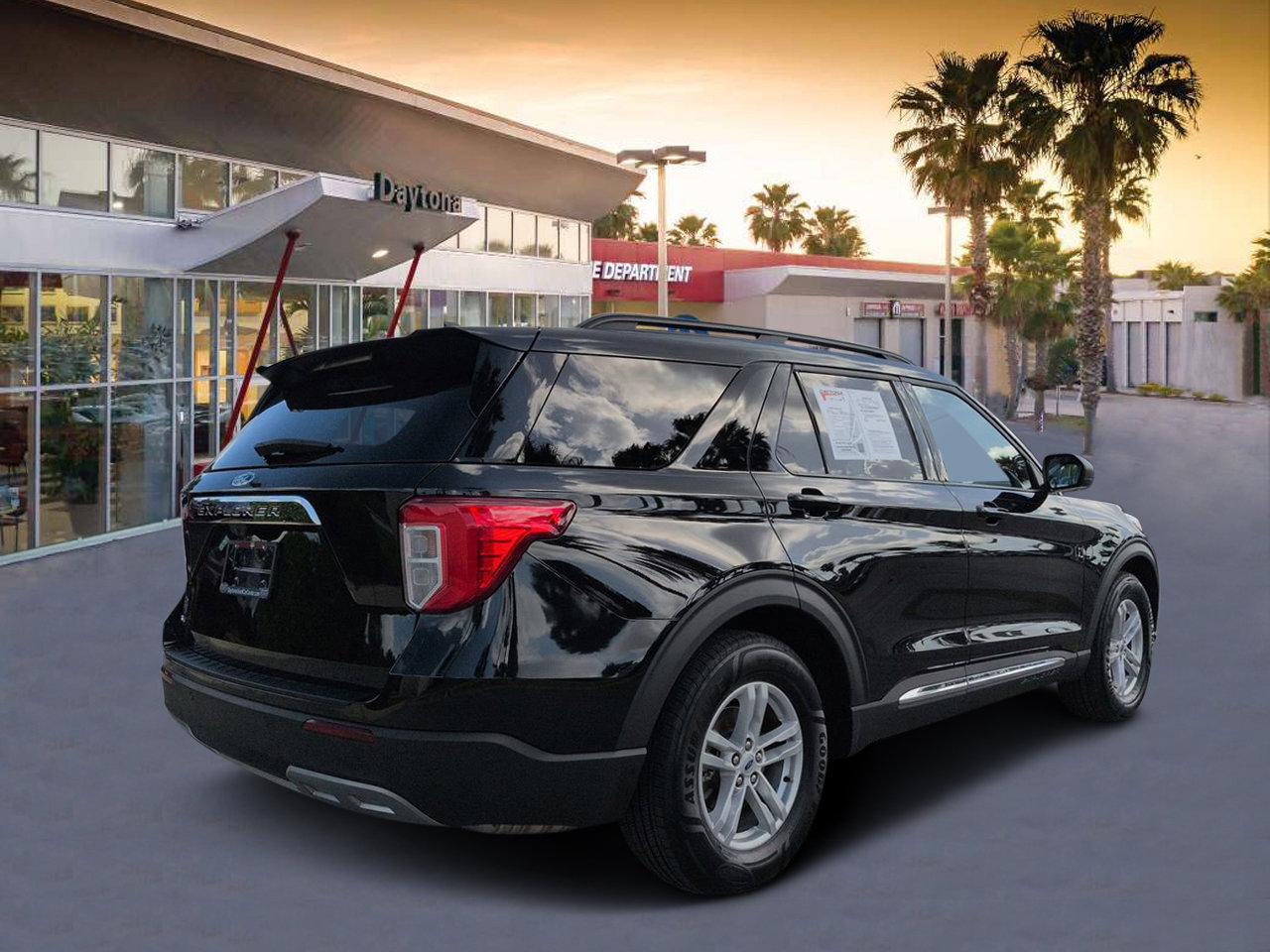 Used 2024 Ford Explorer XLT w/ Equipment Group 202A RWD image 3
