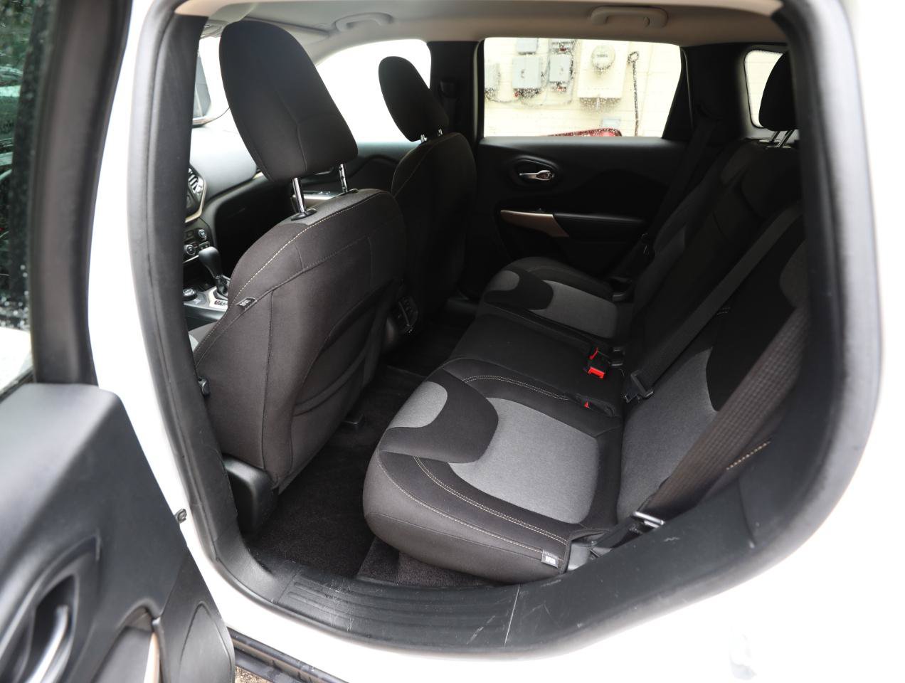 Used 2018 Jeep Cherokee Latitude w/ Altitude Package AWD/4WD image 14