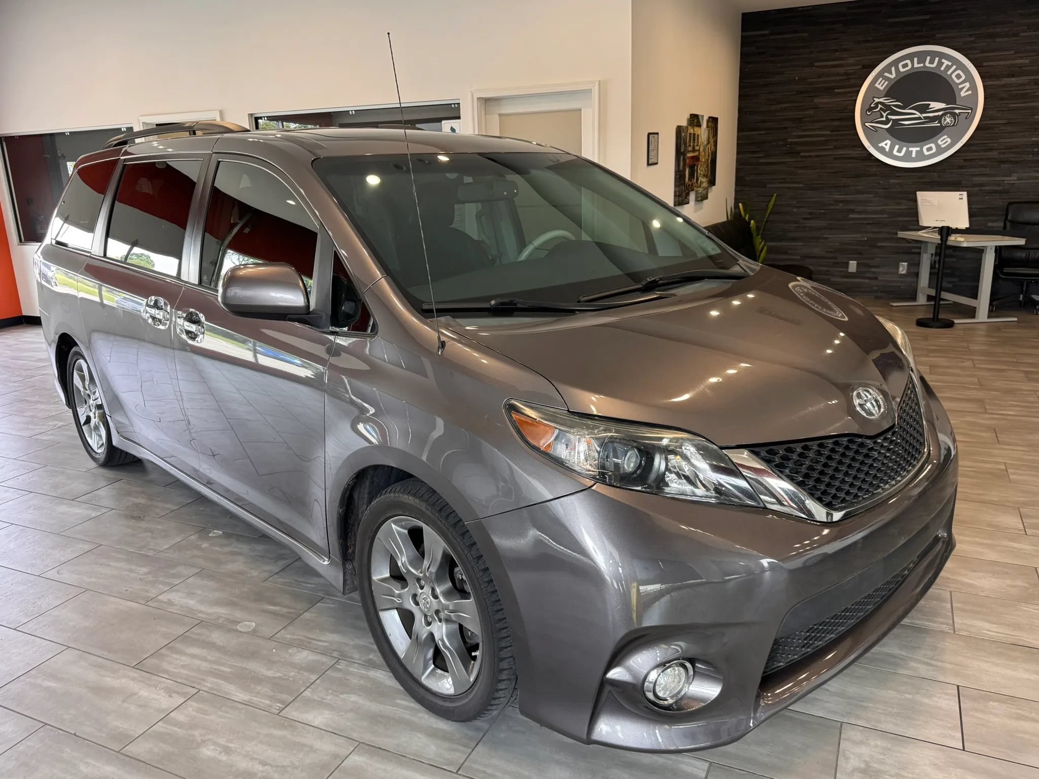 Used 2014 Toyota Sienna SE FWD image 10