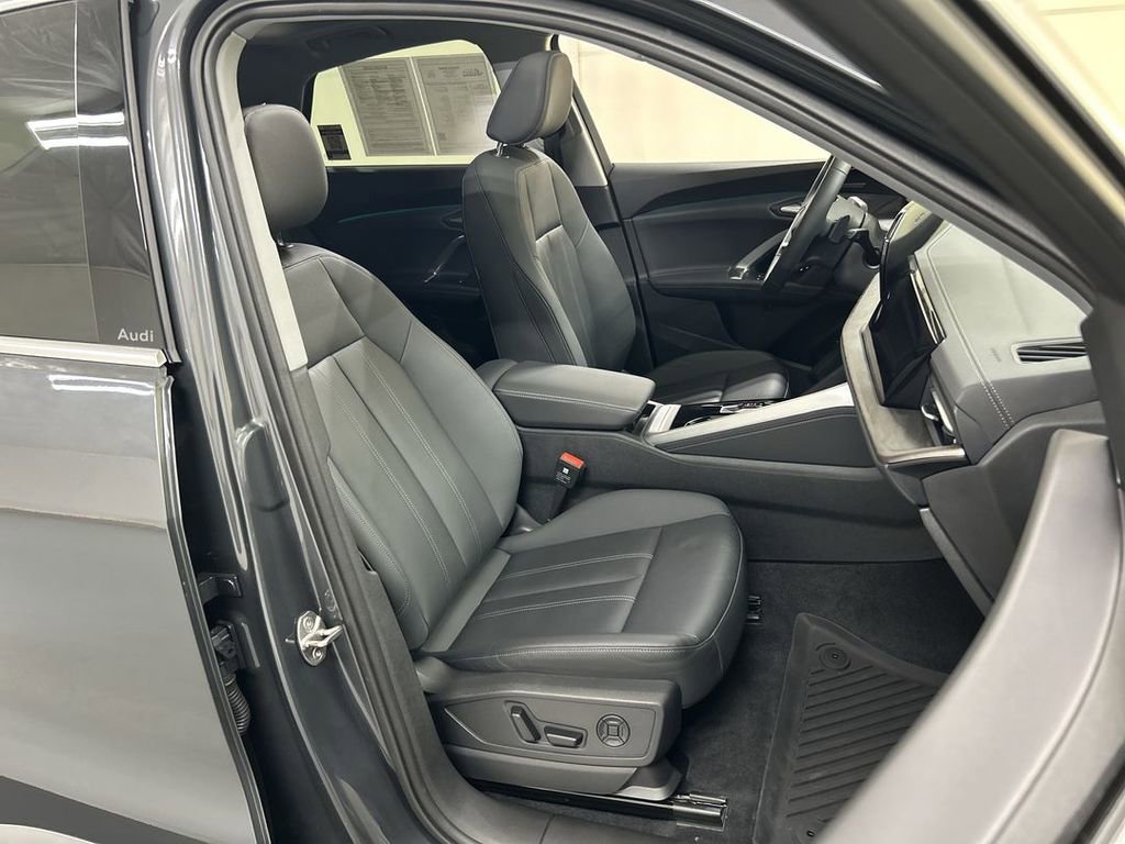 Used 2025 Audi Q5 Premium Plus w/ Premium Plus image 24