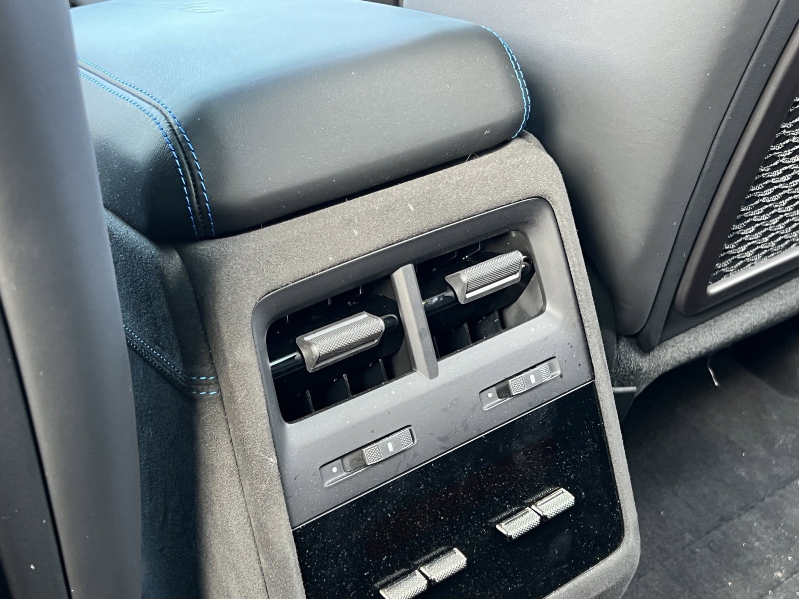 Certified 2025 Porsche Macan Turbo Electric image 18