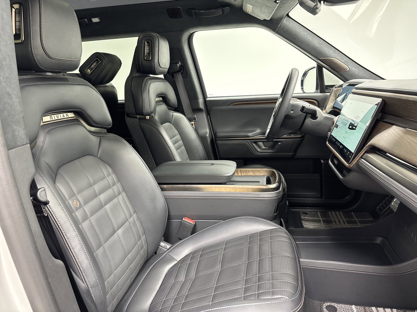 Used 2025 Rivian R1S Premium image 24