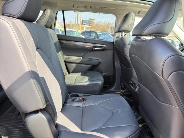 Used 2025 Toyota Highlander Platinum image 15