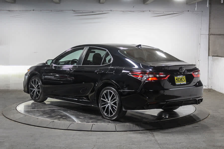 Used 2023 Toyota Camry SE FWD image 4