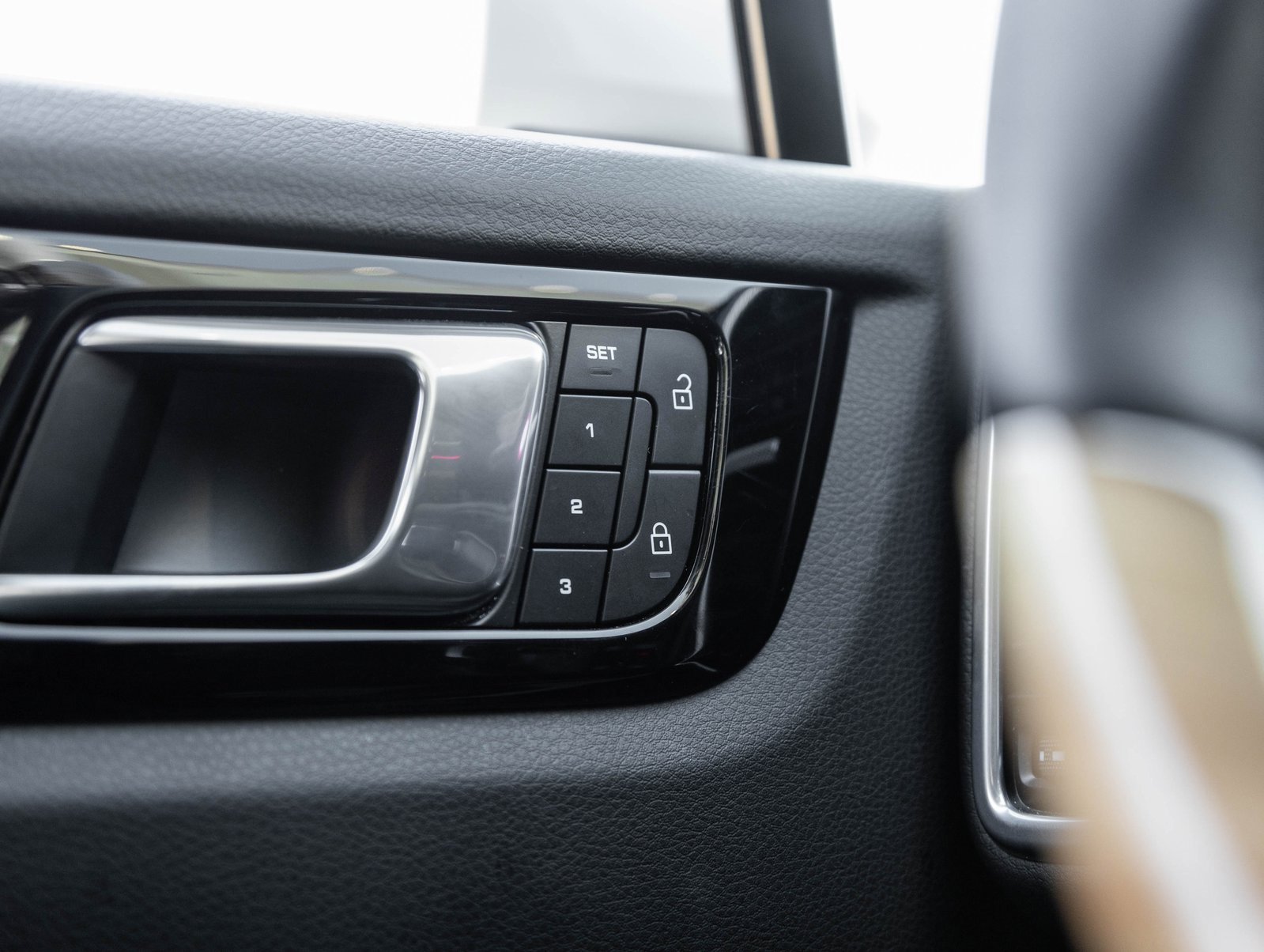 Certified 2023 Porsche Cayenne Platinum Edition image 18