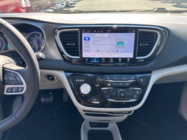 Used 2023 Chrysler Pacifica Touring-L FWD image 21