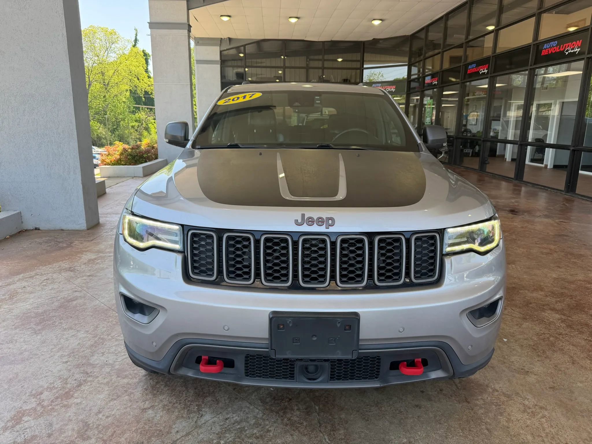 Used 2017 Jeep Grand Cherokee Trailhawk w/ Trailhawk Luxury Group AWD/4WD image 2
