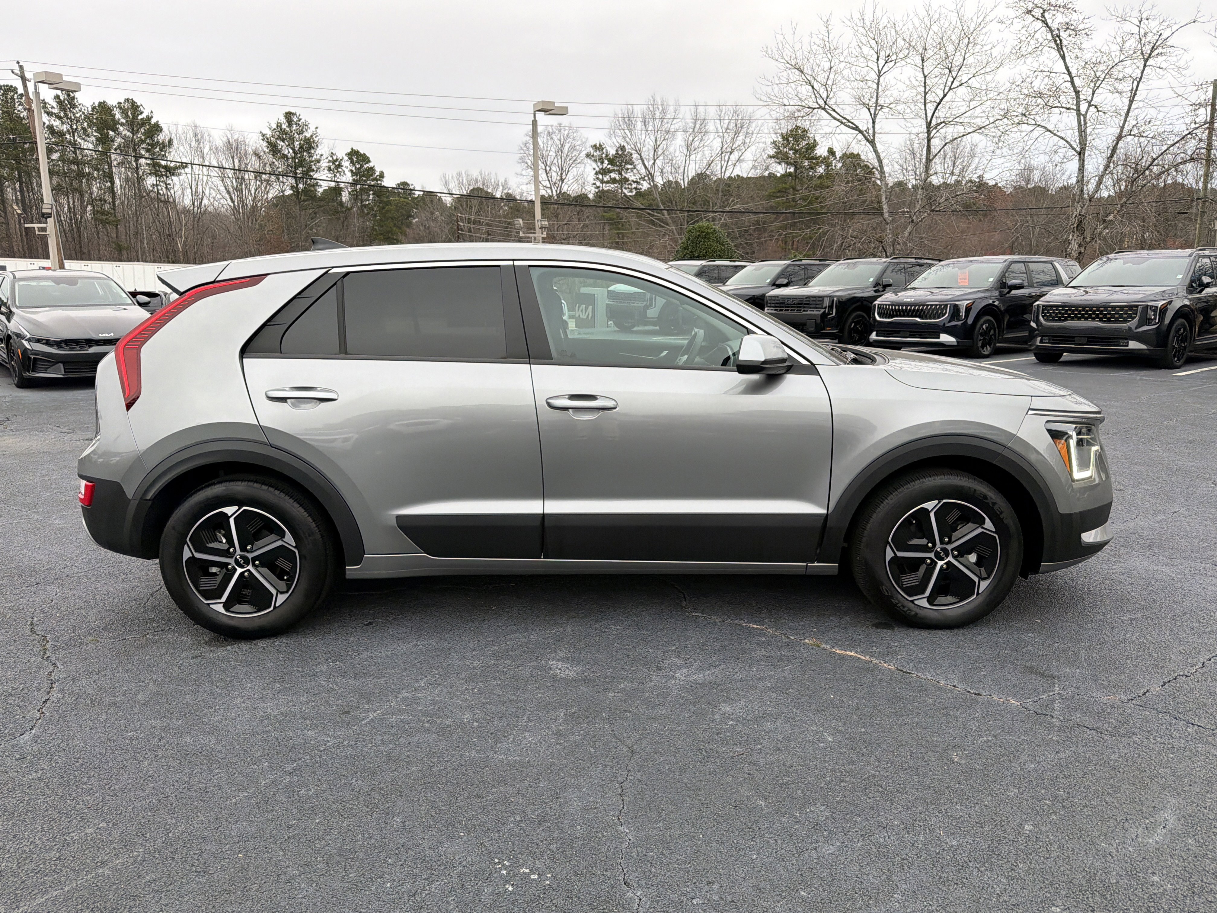 Used 2023 Kia Niro LX image 8