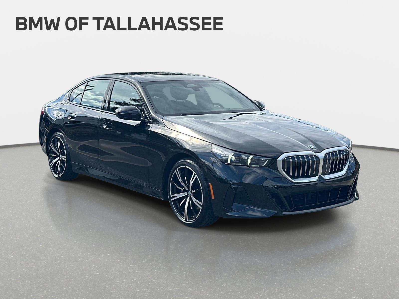 Used 2025 BMW 530i w/ M Sport Package RWD image 3