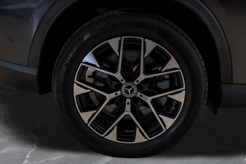 Used 2025 Mercedes-Benz GLC 350e 4MATIC w/ Driver Assistance Package image 48