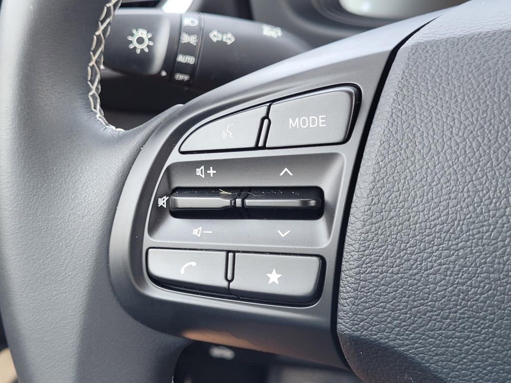 Used 2025 Hyundai Venue Limited FWD image 22
