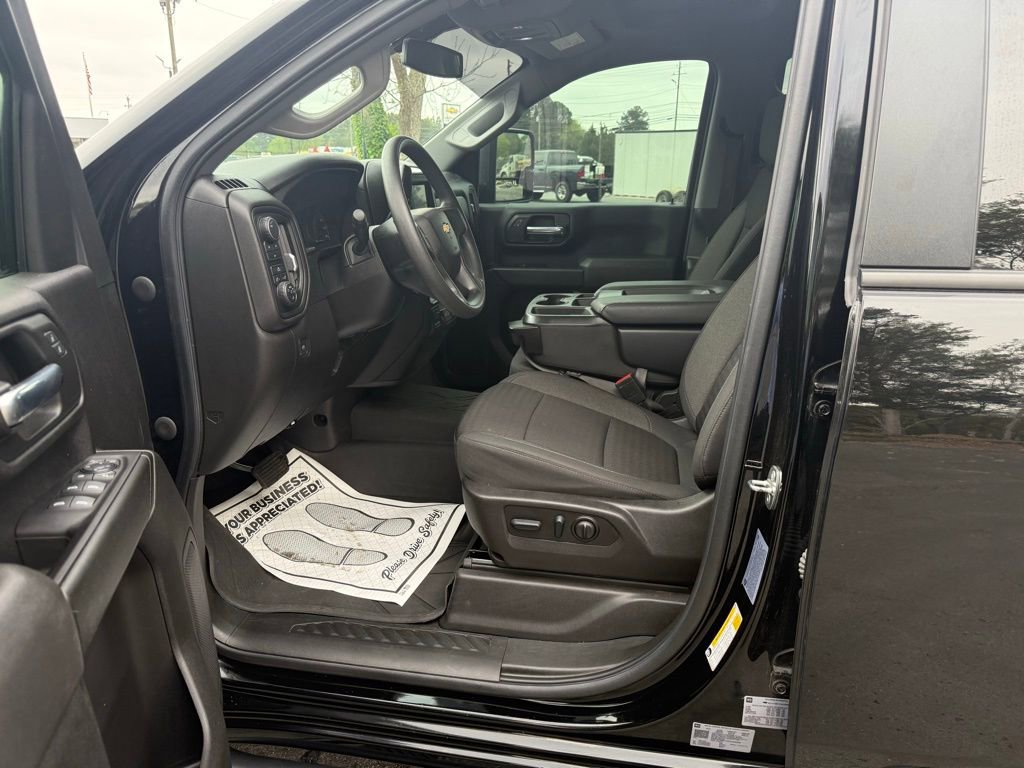 Used 2022 Chevrolet Silverado 2500 Custom w/ Custom Value Package image 13