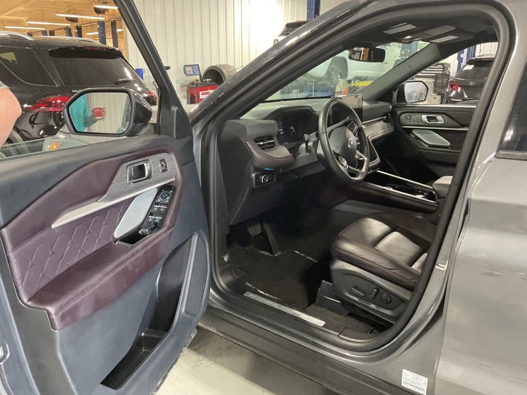 Used 2025 Ford Explorer Platinum w/ LUX Leather Package image 8