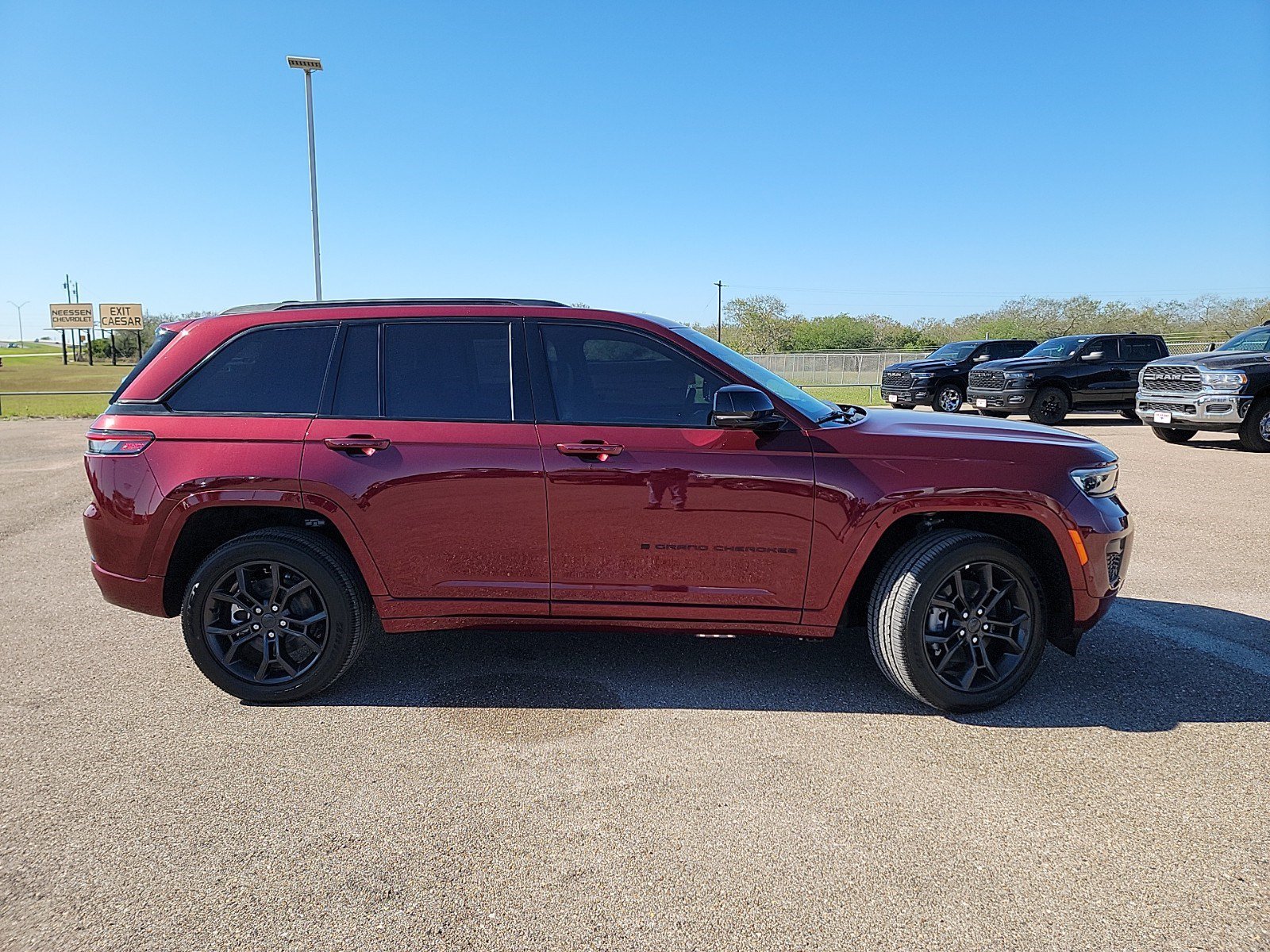 Used 2025 Jeep Grand Cherokee Limited 4xe AWD/4WD image 11