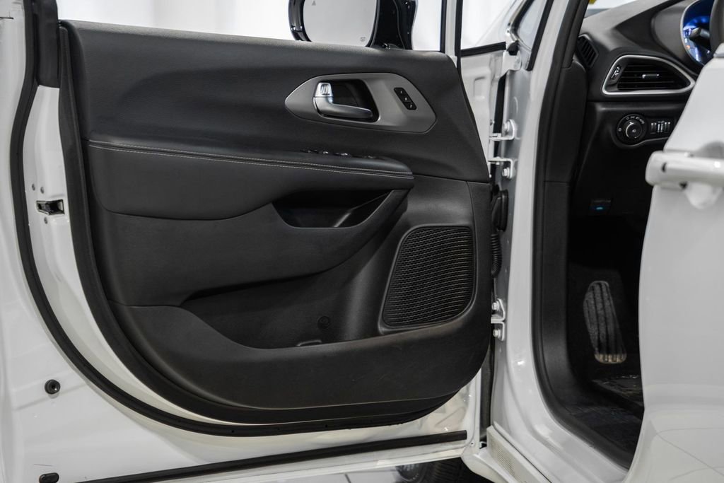 Used 2025 Chrysler Pacifica Select image 39
