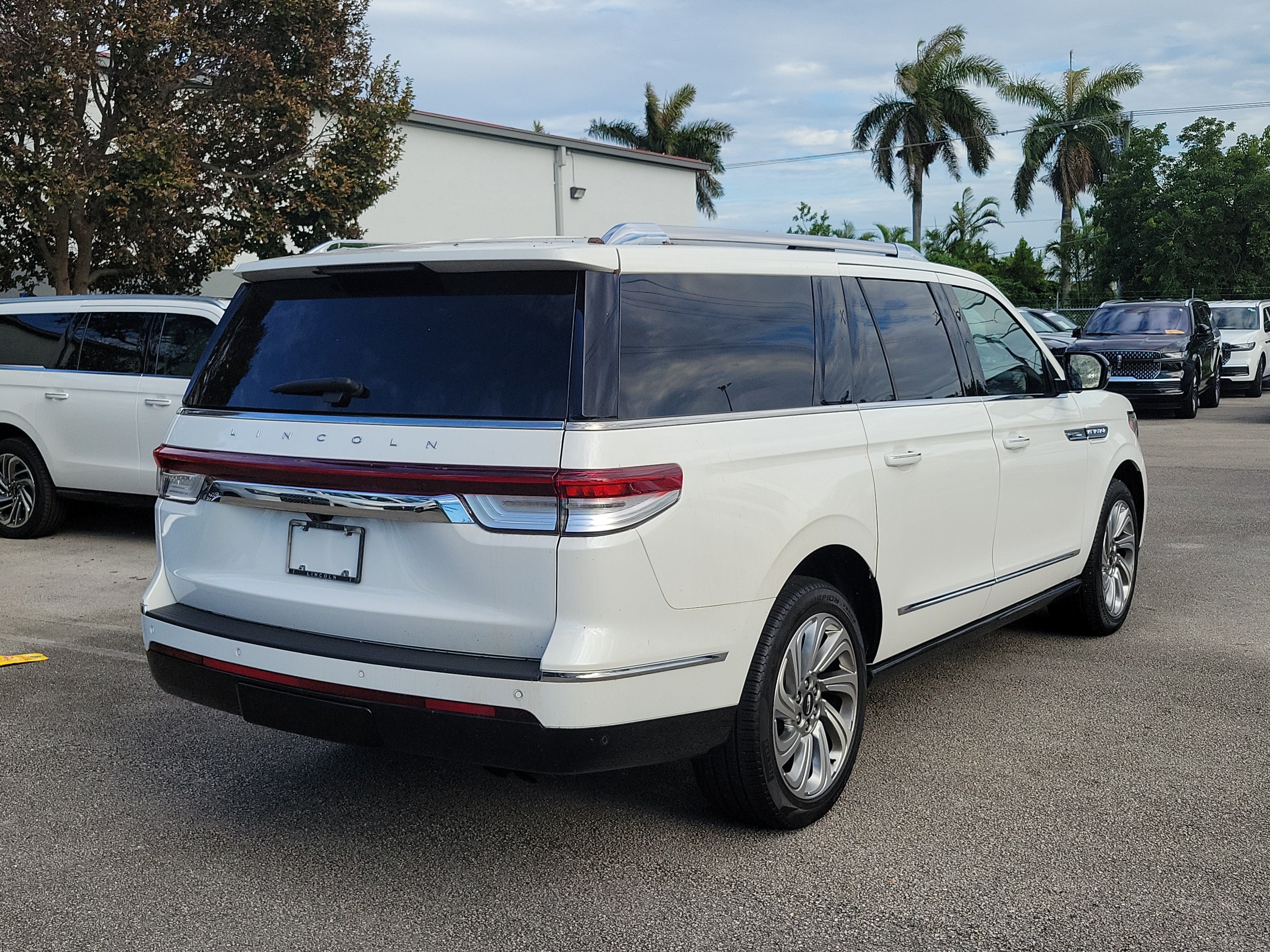 Certified 2024 Lincoln Navigator L Reserve AWD/4WD image 6