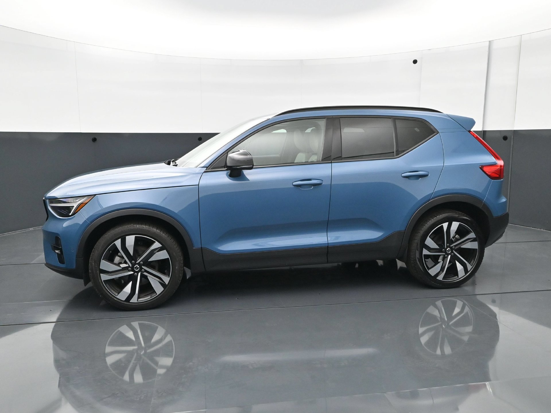 Used 2025 Volvo XC40 B5 Ultra w/ Climate Package AWD/4WD image 3