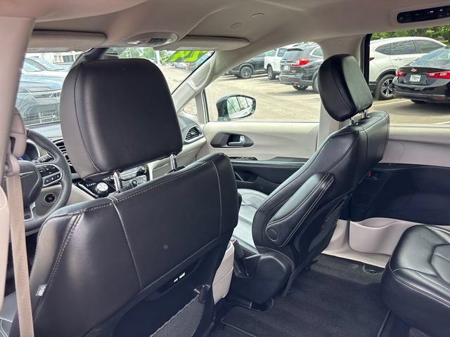 Used 2024 Chrysler Pacifica Touring-L FWD image 9