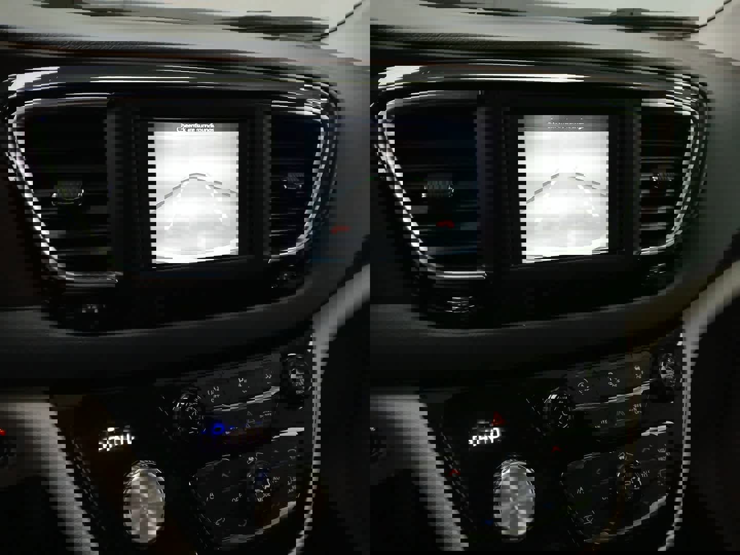 Used 2019 Chrysler Pacifica Touring Plus w/ Cold Weather Group image 9