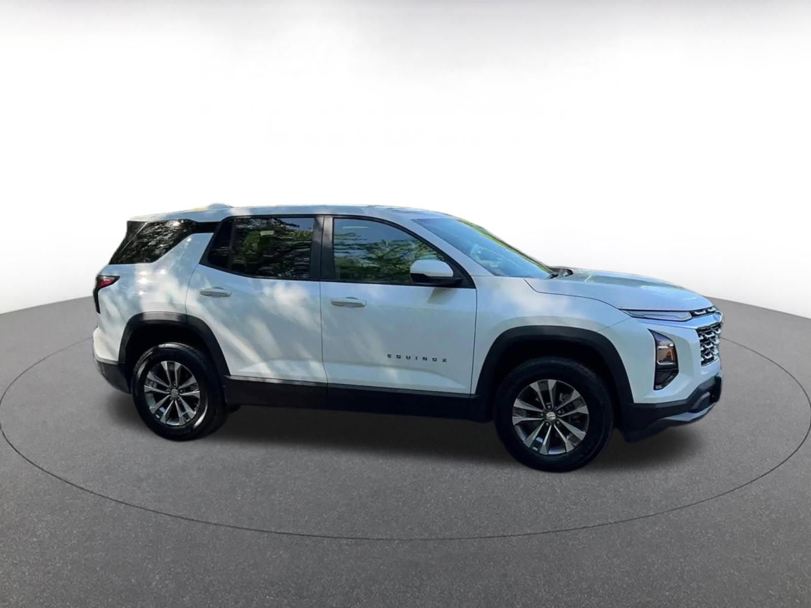 Used 2025 Chevrolet Equinox LT FWD image 2