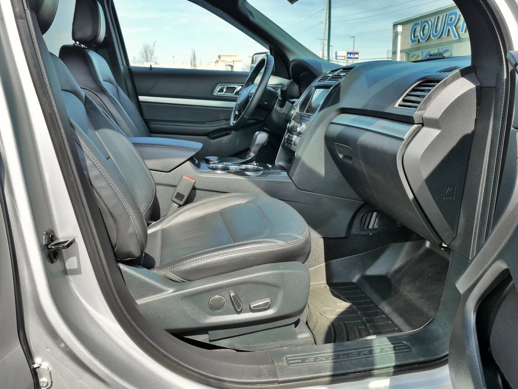 Used 2018 Ford Explorer XLT w/ Equipment Group 202A image 12