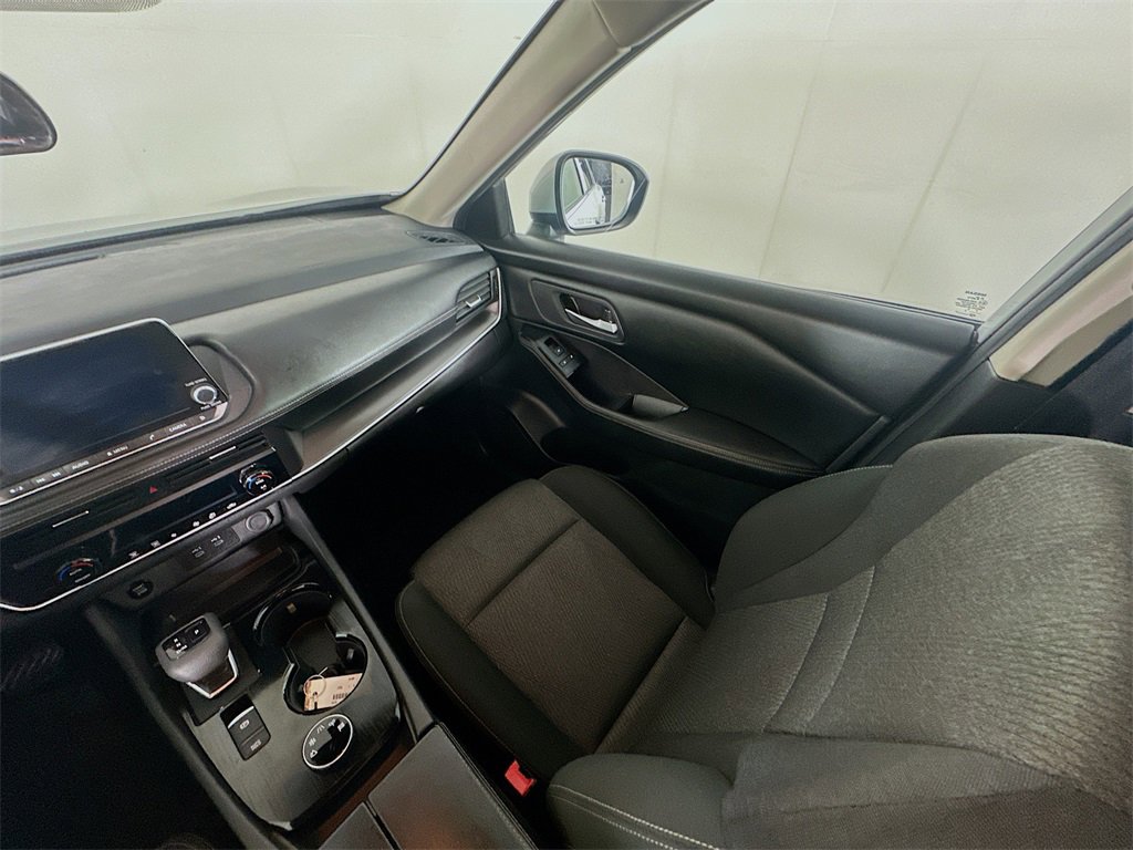 Used 2024 Nissan Rogue SV image 11