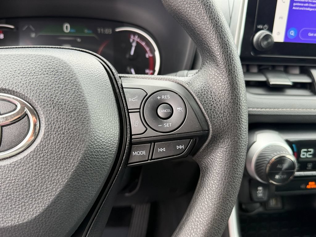 Used 2025 Toyota RAV4 XLE AWD/4WD image 19