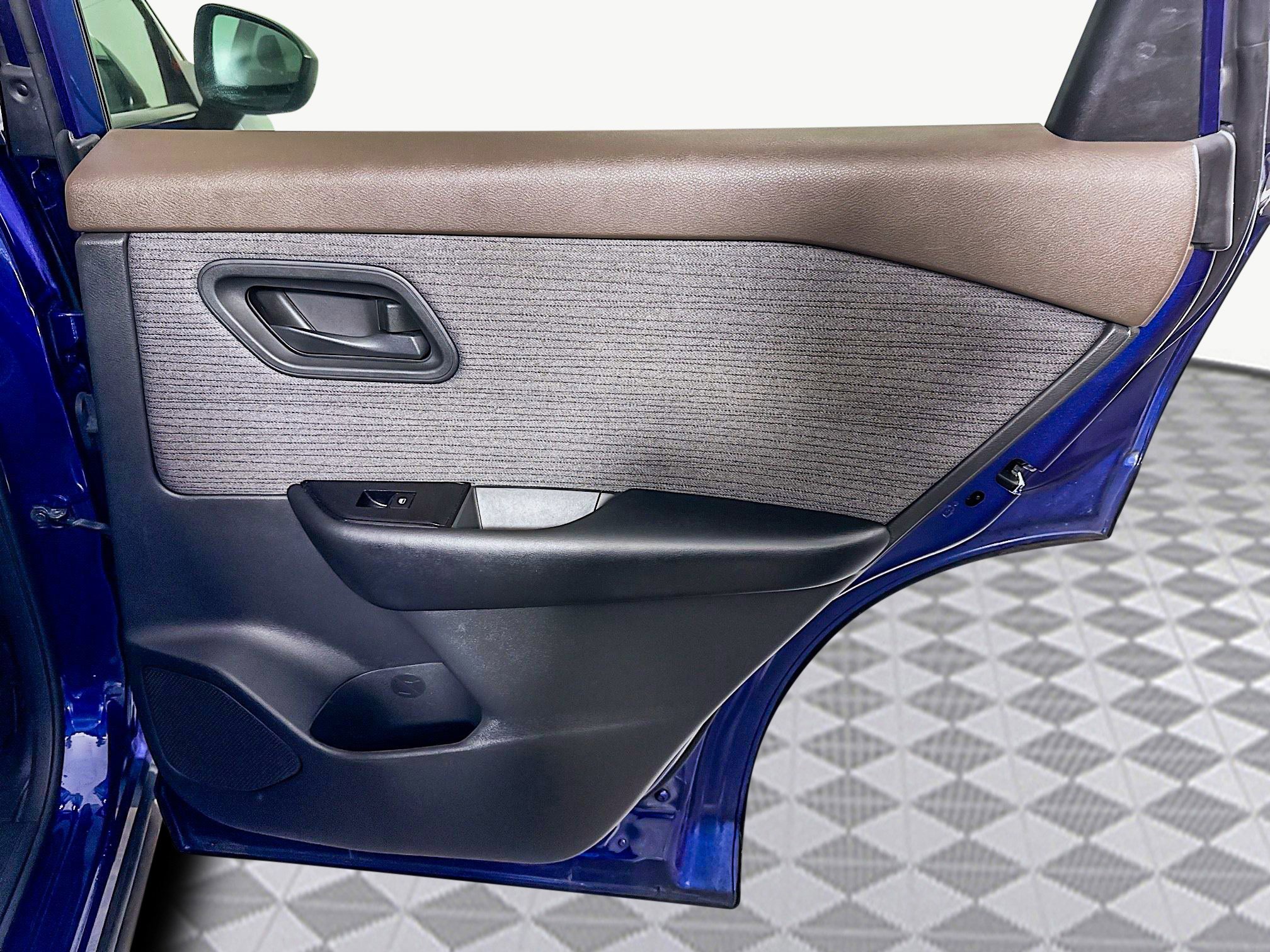 Used 2023 Nissan Rogue S image 28