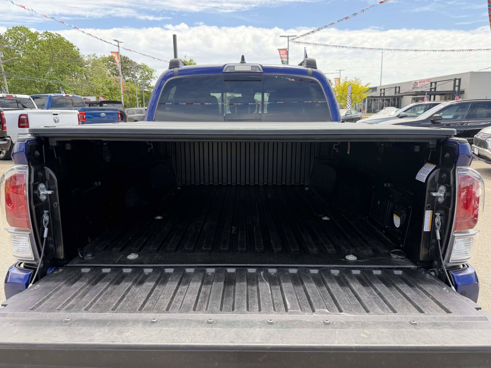 Used 2022 Toyota Tacoma TRD Off-Road w/ Technology Package AWD/4WD image 16