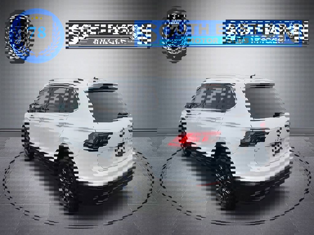 Used 2022 Volkswagen Tiguan SE w/ Panoramic Sunroof Package image 5