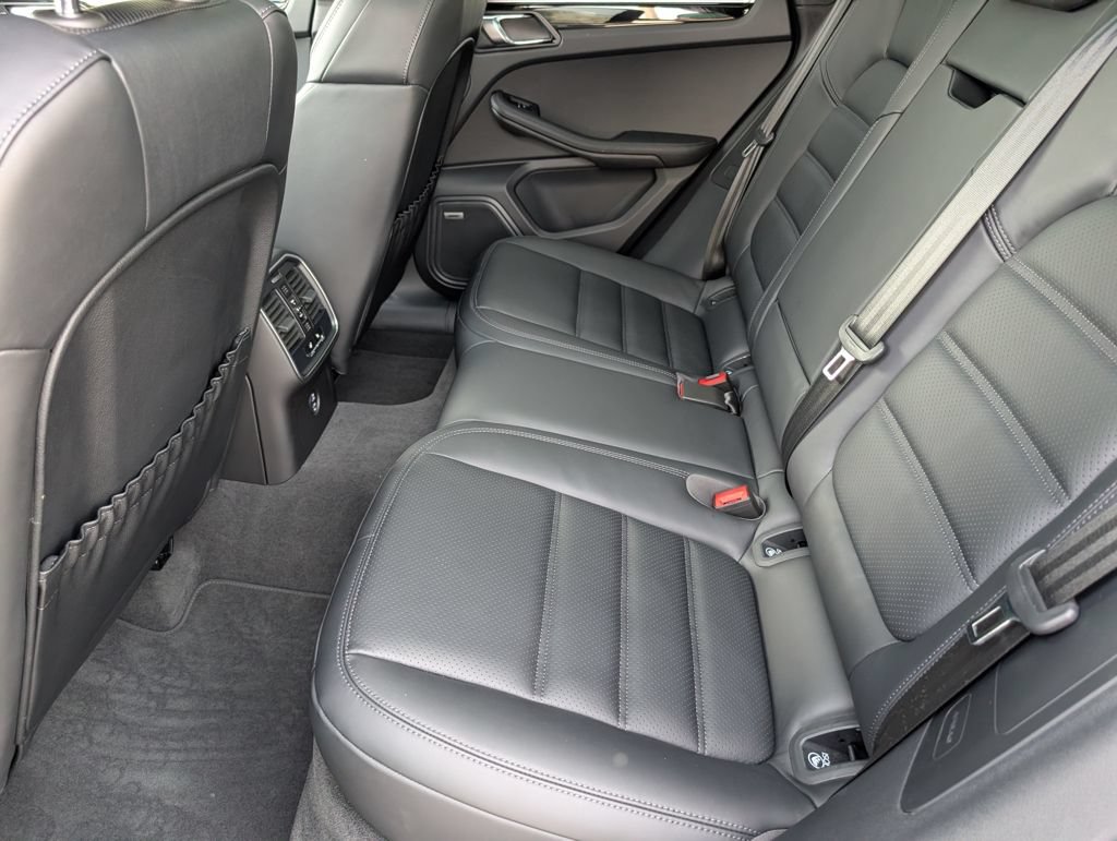 Certified 2025 Porsche Macan AWD/4WD image 28