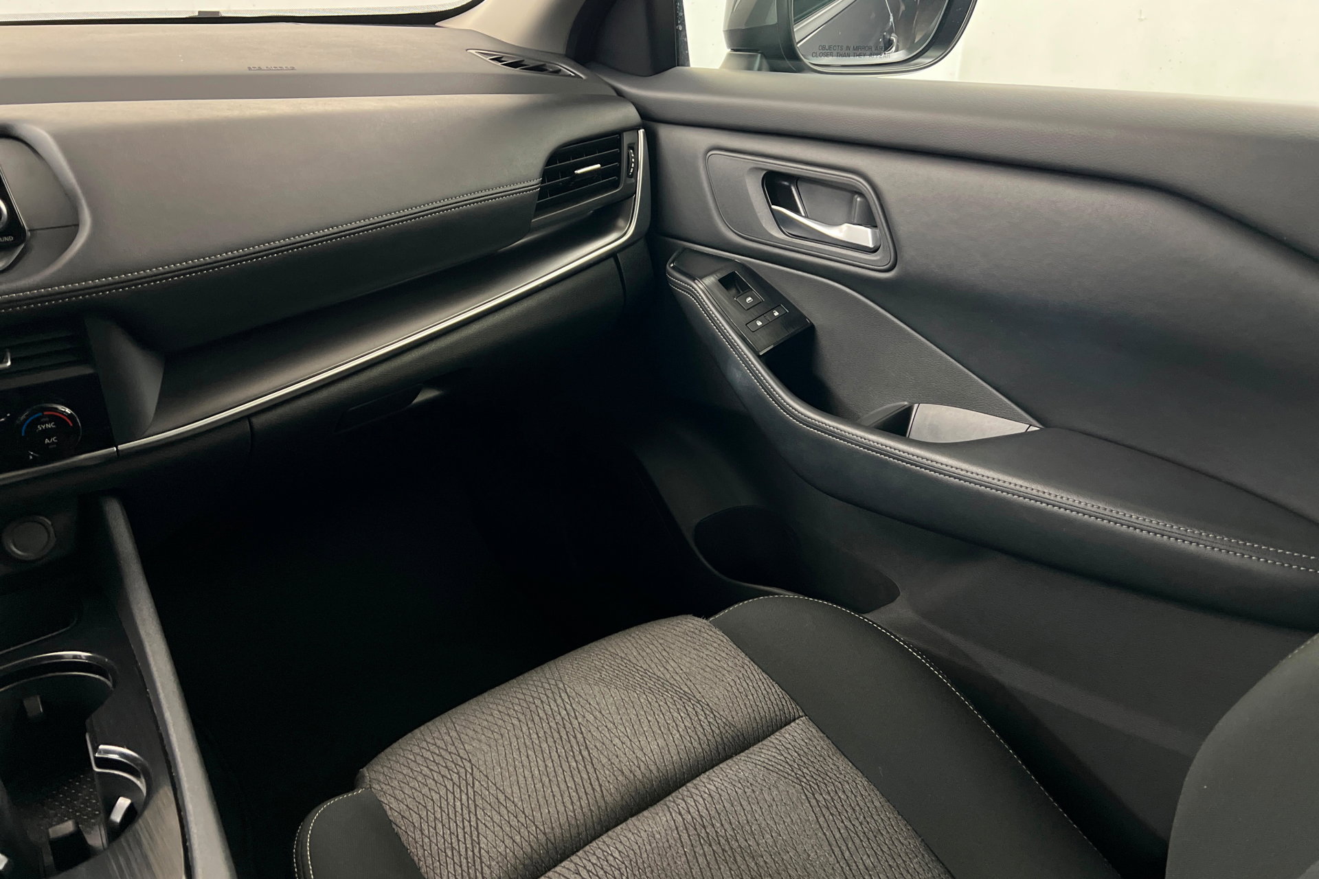 Used 2025 Nissan Rogue SV AWD/4WD image 11