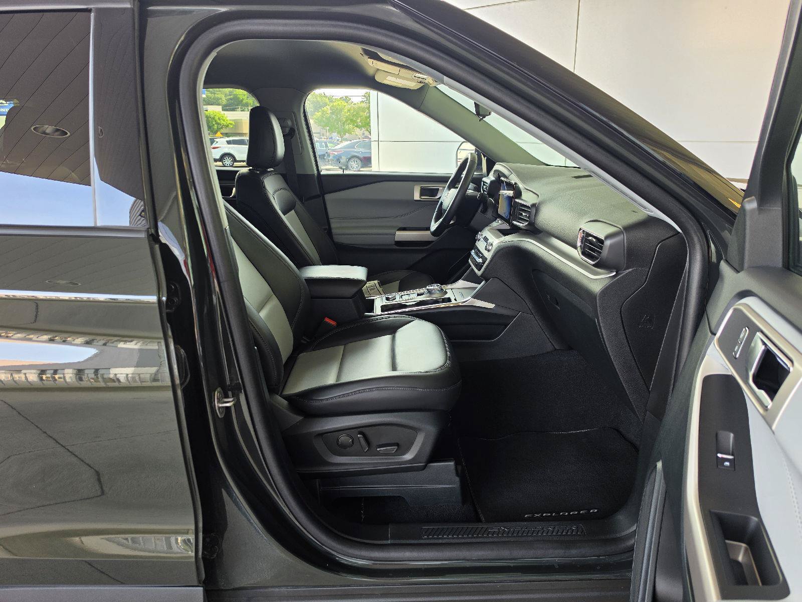 Used 2024 Ford Explorer XLT w/ Equipment Group 202A AWD/4WD image 13