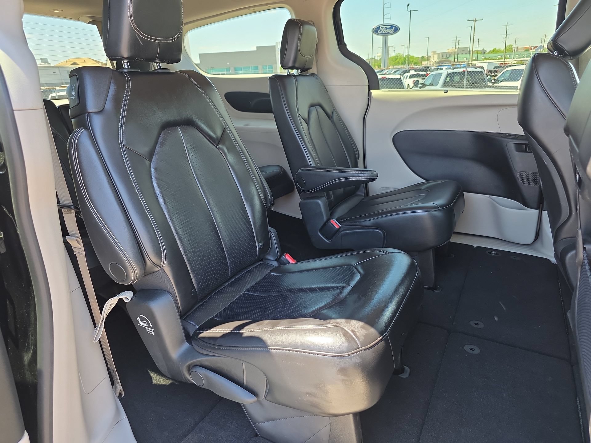 Used 2023 Chrysler Pacifica Touring-L FWD image 15