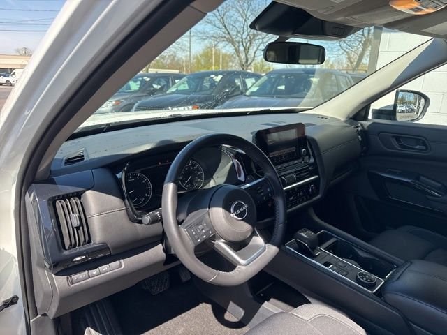 Used 2025 Nissan Pathfinder SV AWD/4WD image 9
