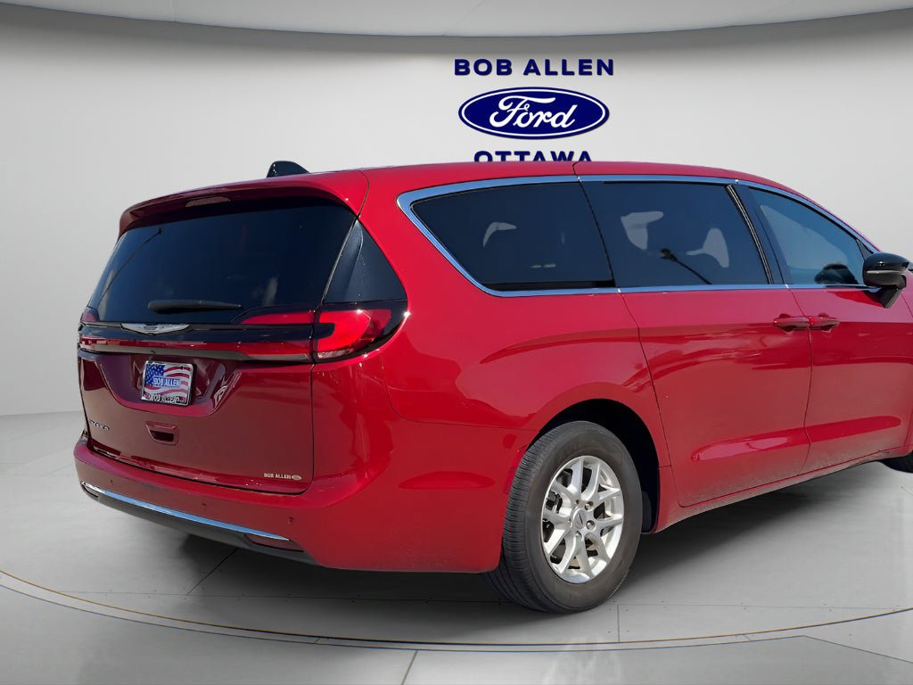 Used 2025 Chrysler Pacifica Select FWD image 7