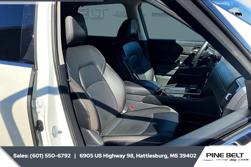 Used 2023 Nissan Pathfinder SL w/ Lighting Package (N92) image 6