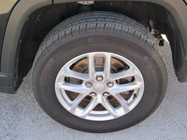 Used 2025 Jeep Grand Cherokee L Laredo RWD image 14