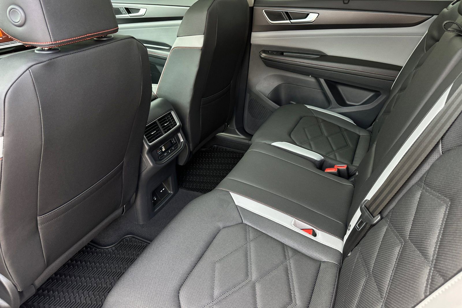 New 2026 Volkswagen Atlas Peak Edition AWD/4WD image 10
