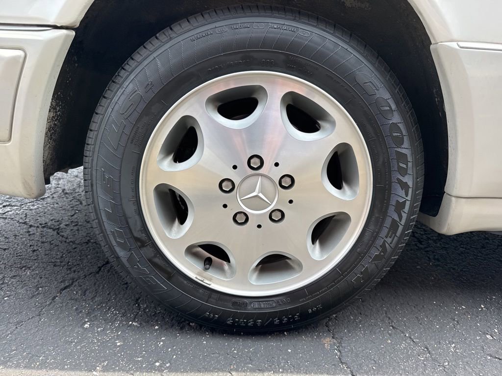 Used 1995 Mercedes-Benz E 320 Convertible image 20