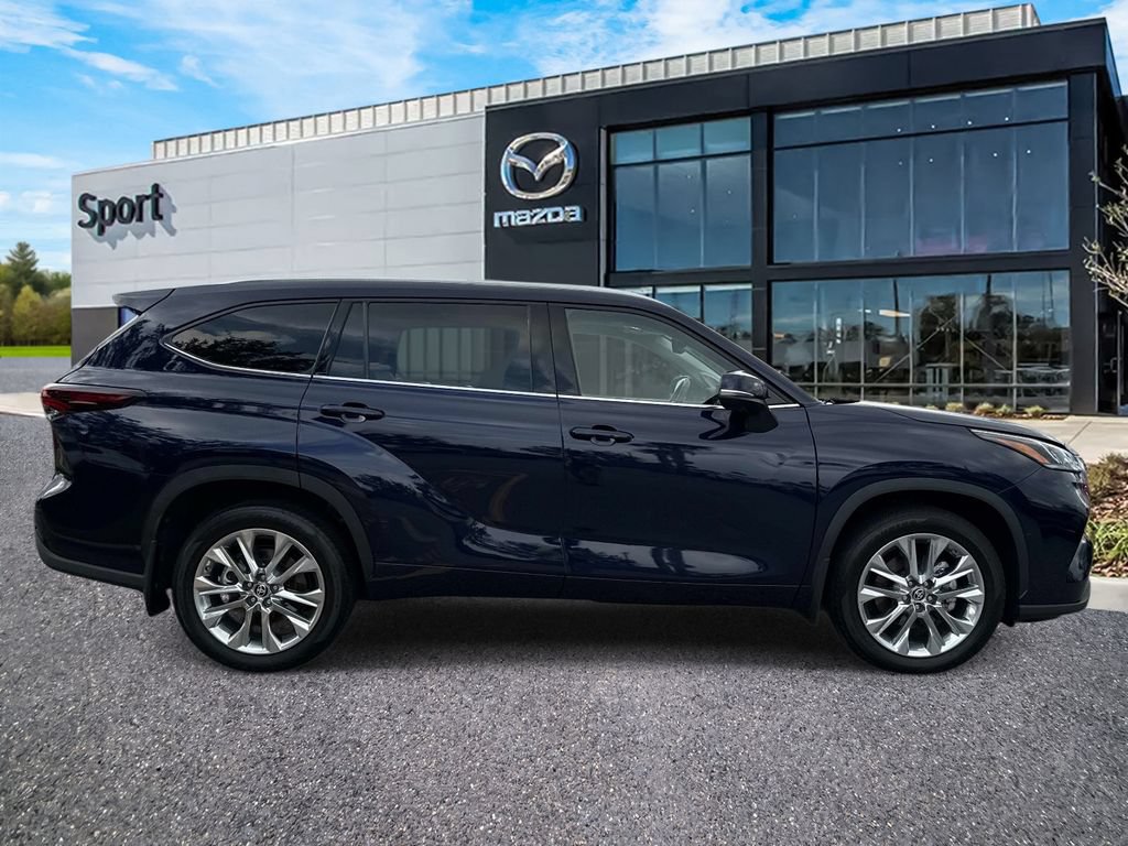 Used 2024 Toyota Highlander Limited AWD/4WD image 2