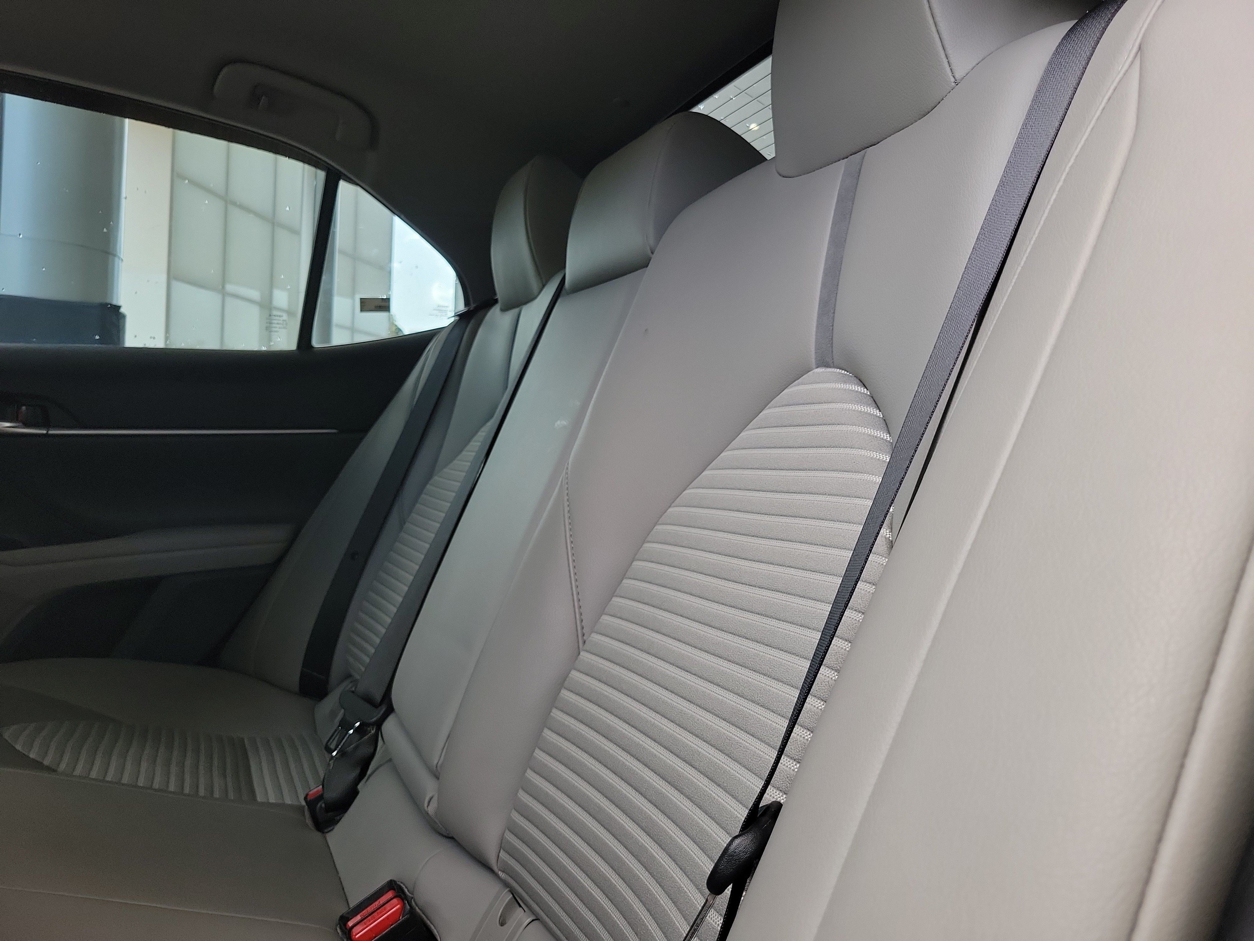Used 2018 Toyota Camry SE w/ Convenience Package FWD image 9