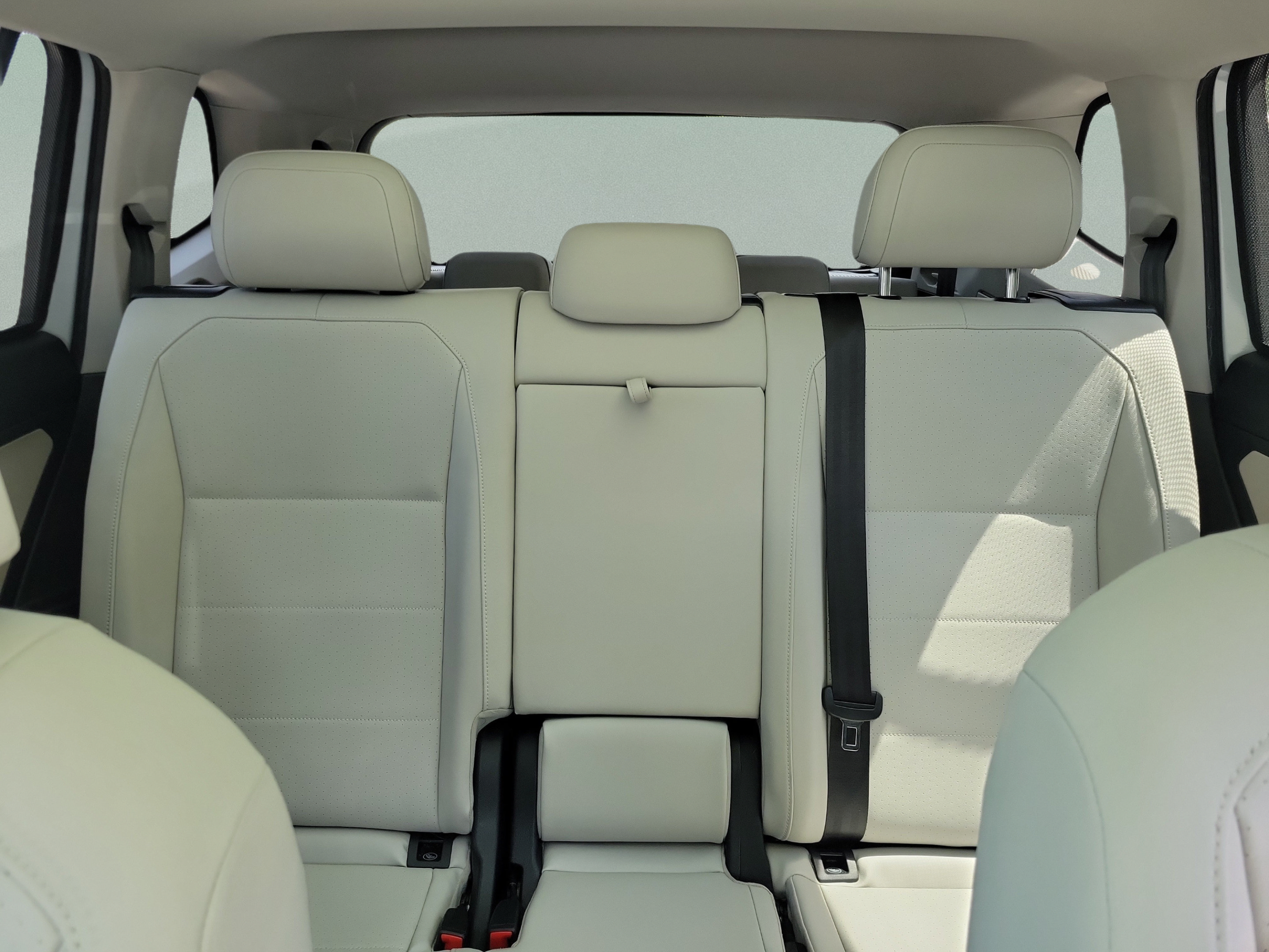 Used 2018 Volkswagen Tiguan SE w/ Panoramic Sunroof Package FWD image 9