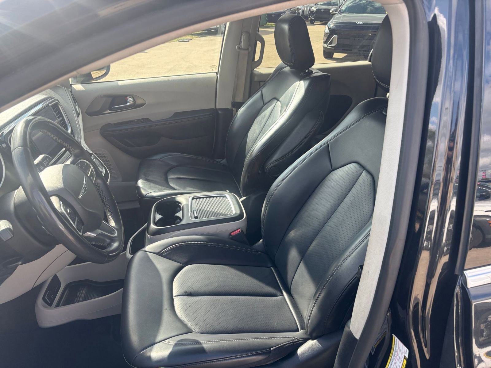 Used 2023 Chrysler Pacifica Touring-L image 28